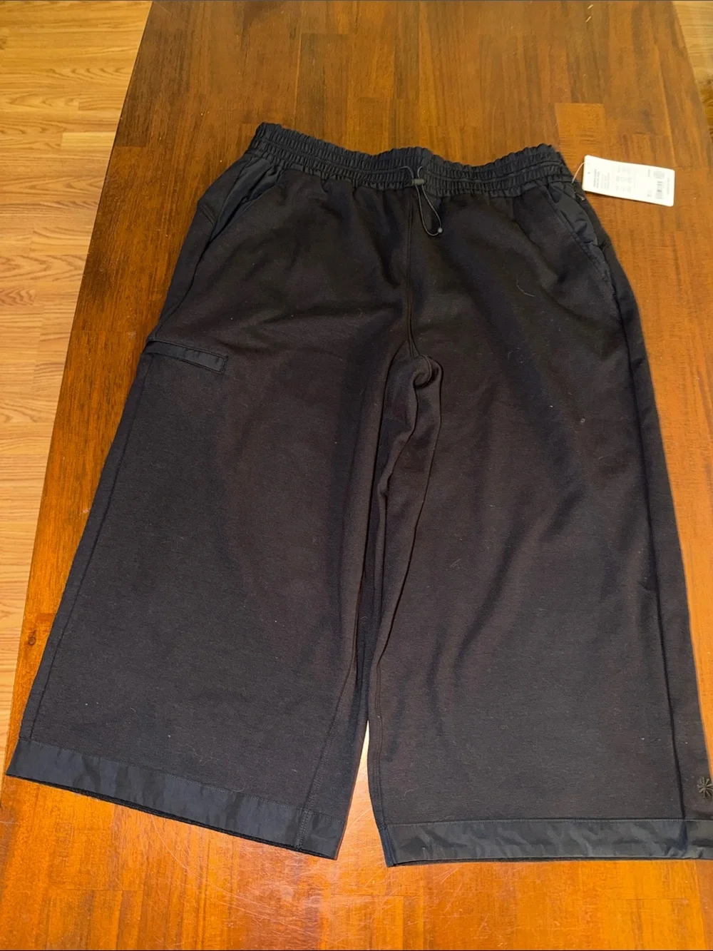 Athleta Ladies NWT Triumph Hybrid Wide Leg Cropped Pants. Large. Black.